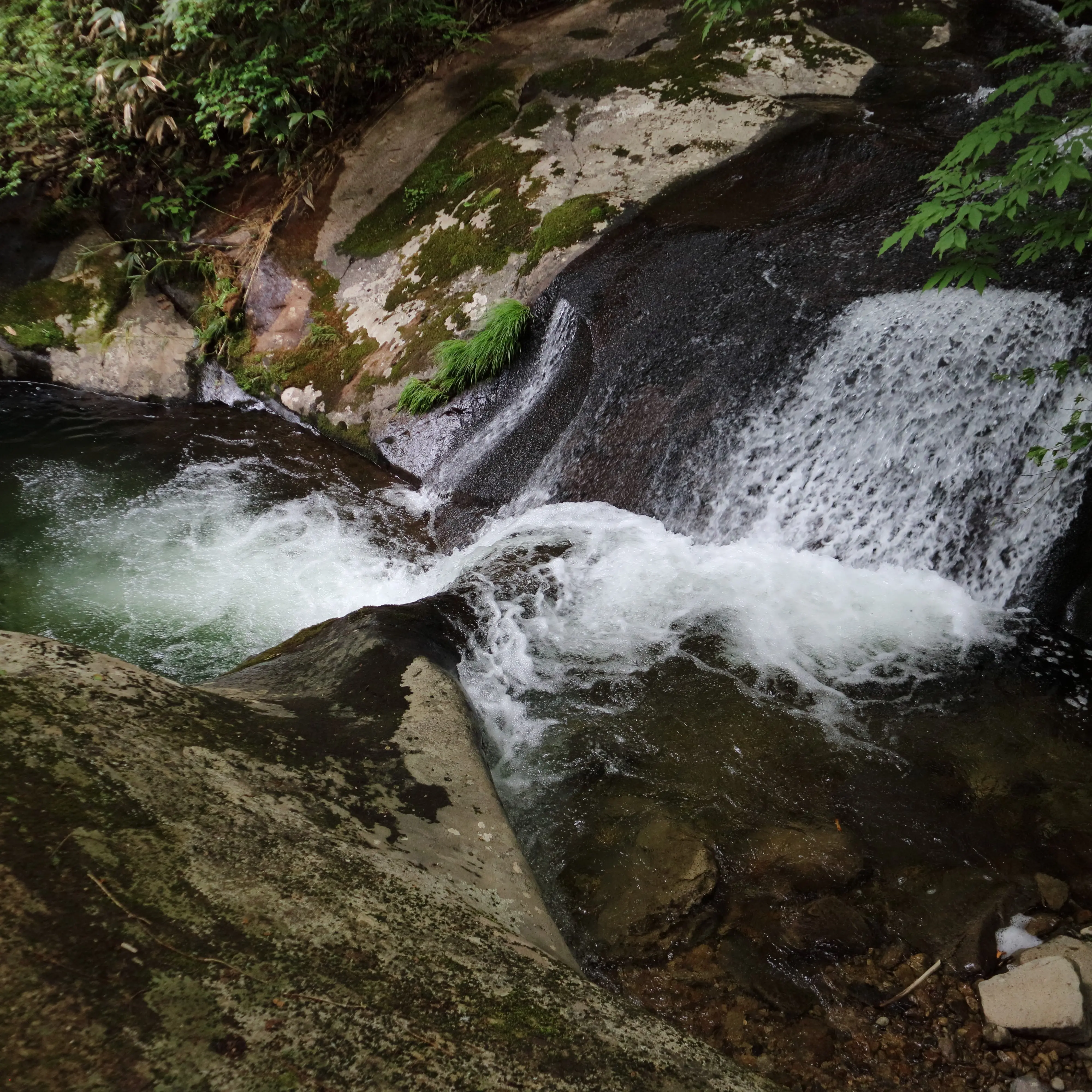 ブルーが美しい滝 出典:48taki_Hida_00652.webp