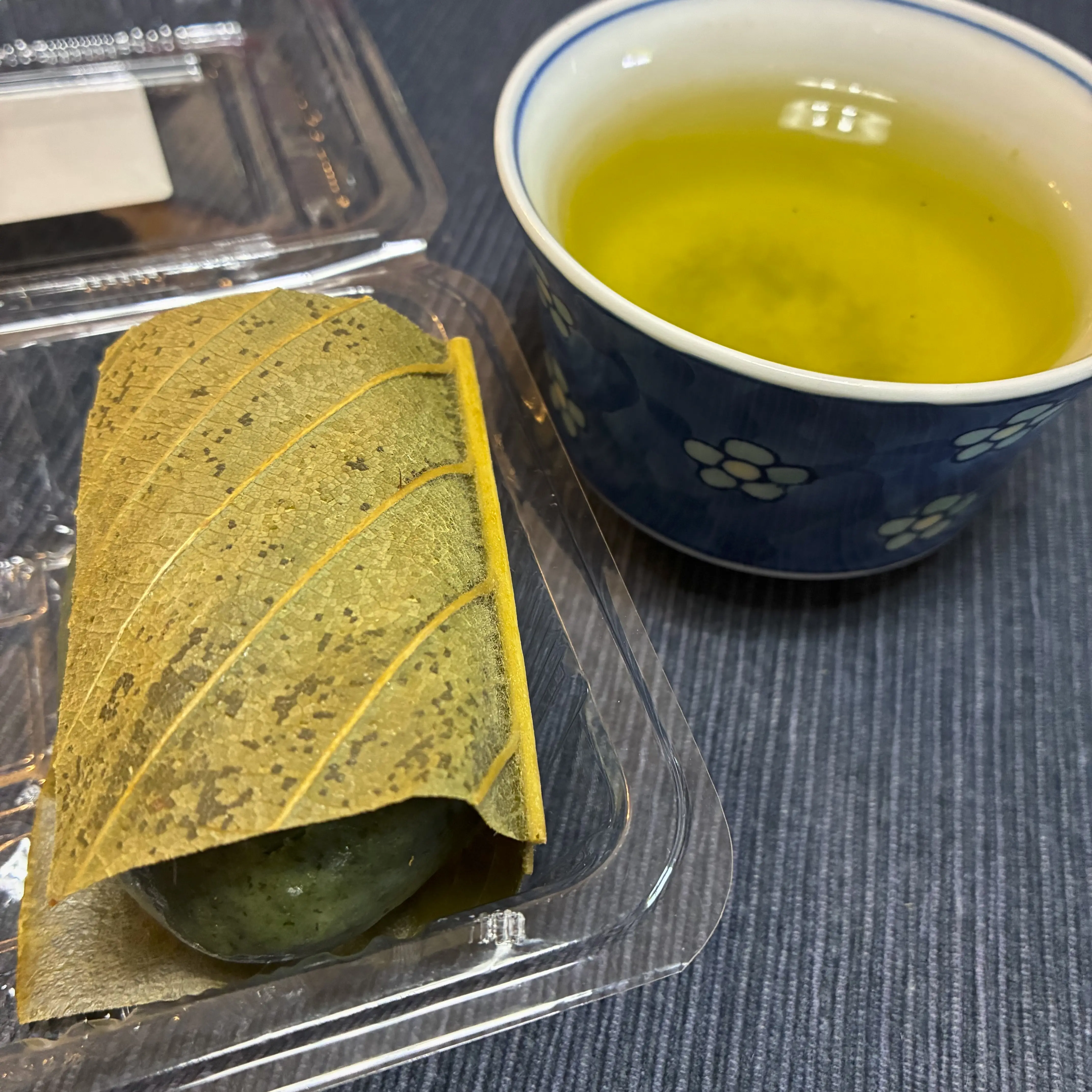 お茶と朴葉餅