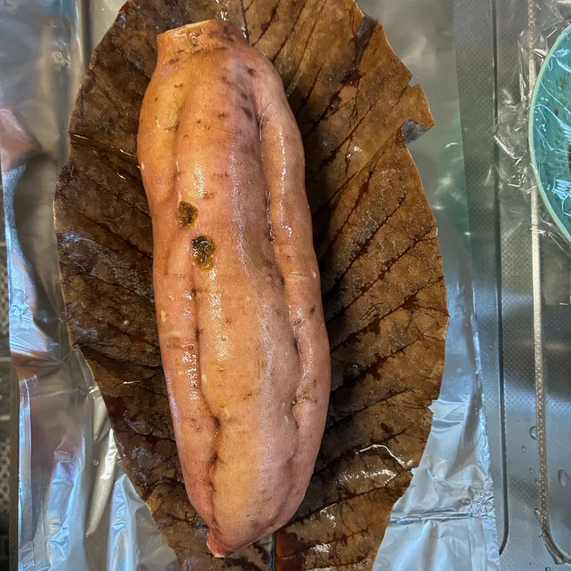 朴葉でさつまいもを包む1
