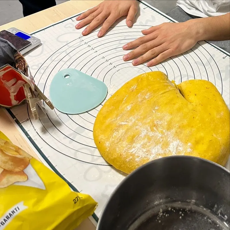 生地を切り分ける工程